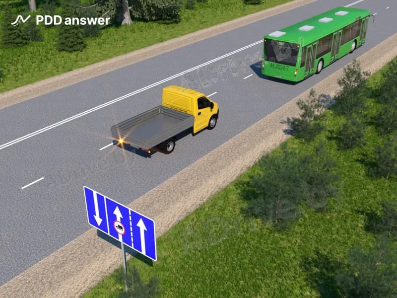 Разрешается ли водителю грузового автомобиля с технически допустимой общей массой не более 3.5 тонны выполнить опережение на показанном участке дороги?