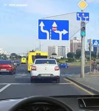Разрешено ли Вам, управляя легковым автомобилем, проехать перекрёсток прямо из занимаемой полосы в показанной ситуации?