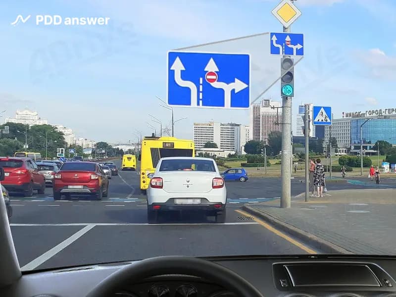 Разрешено ли Вам, управляя легковым автомобилем, проехать перекрёсток прямо из занимаемой полосы в показанной ситуации?