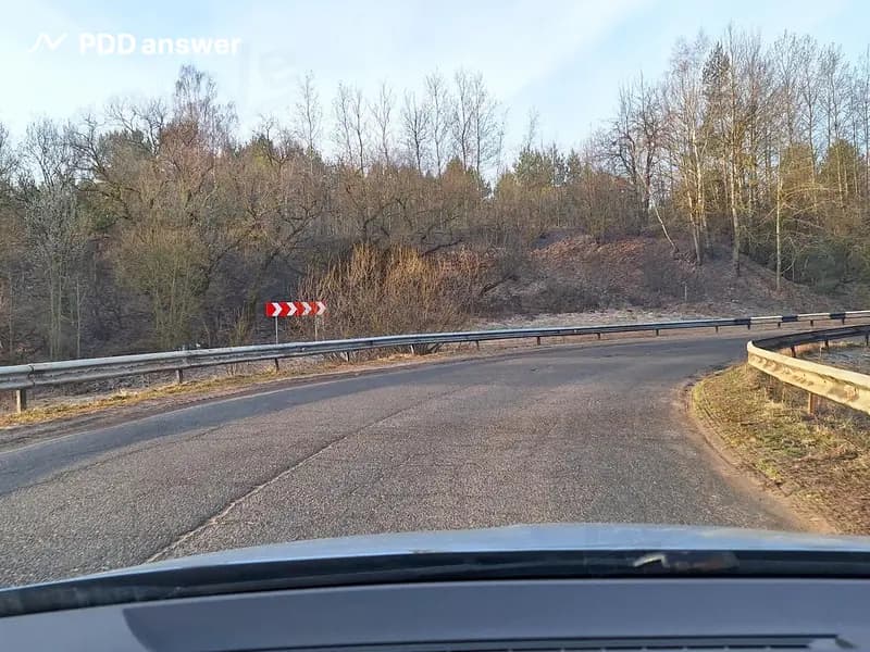 В каком из перечисленных случаев увеличивается центробежная сила, действующая на автомобиль на повороте дороги?