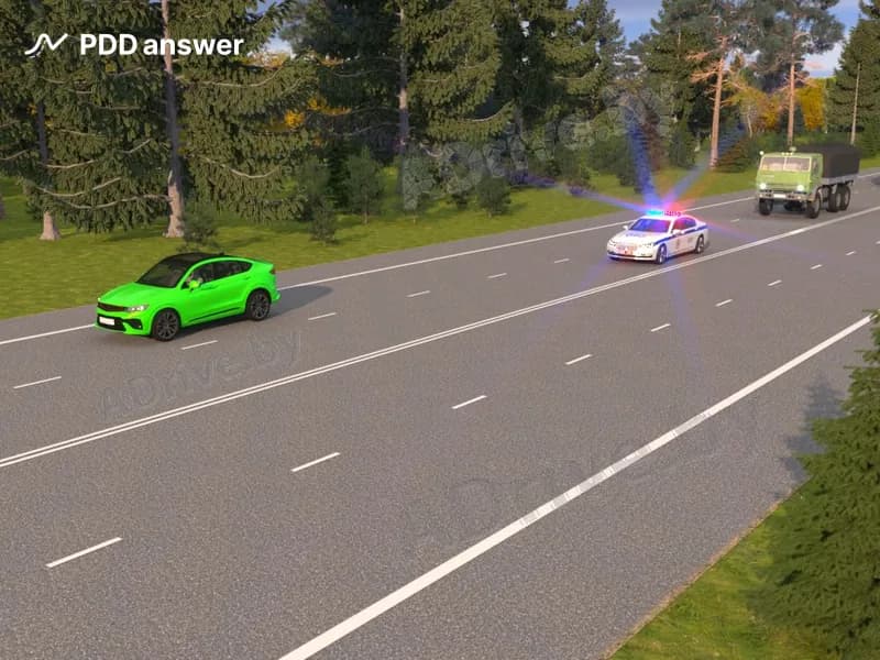 Как должен поступить в показанной ситуации водитель зелёного легкового автомобиля?