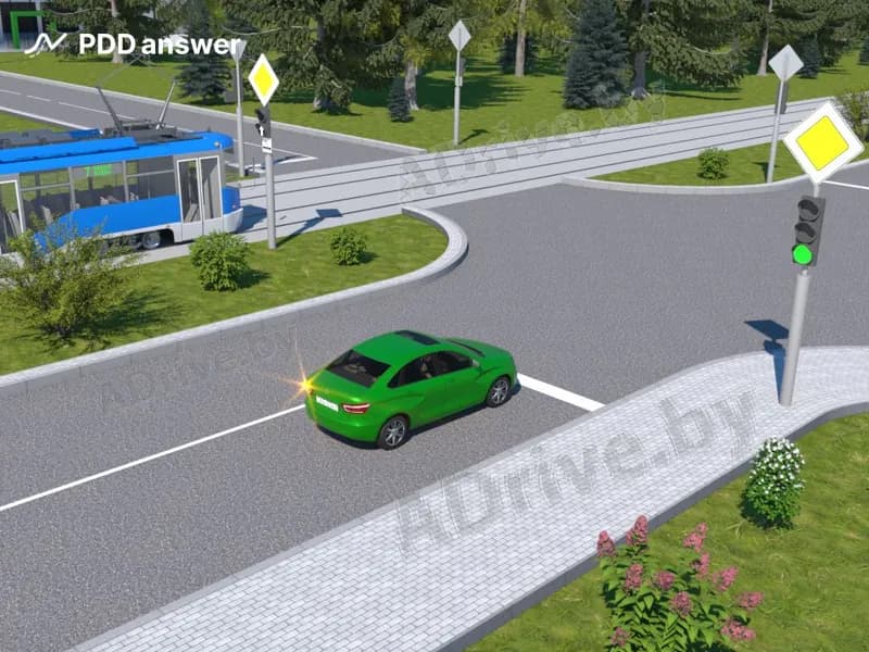 Как в показанной ситуации должен поступить водитель зелёного легкового автомобиля?