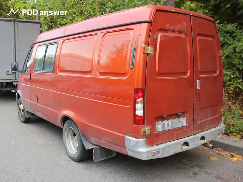 Разрешается ли участие в дорожном движении грузового автомобиля с технически допустимой общей массой до 3.5 тонны, если минимальная остаточная высота рисунка протектора шин (кроме зимних шин механических транспортных средств, предназначенных для эксплуатации на обледеневшем или заснеженном дорожном покрытии во время эксплуатации на указанном покрытии) составляет 1.8 мм, но появились два индикатора износа, расположенные по дну канавки протектора, в каждом из двух сечений при неравномерном износе беговой дорожки?