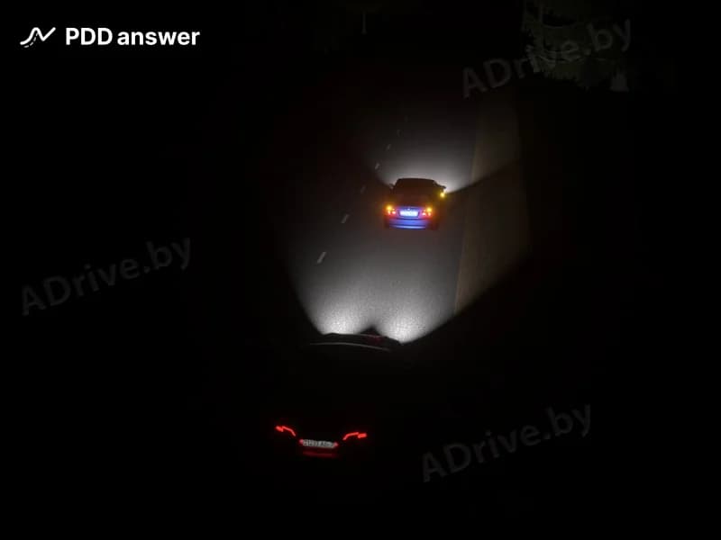 Двигаясь по дороге без искусственного освещения в тёмное время суток, водитель заметил, что на впереди движущемся автомобиле включилась аварийная световая сигнализация и автомобиль начал снижать скорость движения. Как водитель должен поступить в сложившейся обстановке?