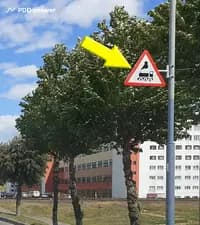 На каком расстоянии до железнодорожного переезда устанавливается показанный стрелкой дорожный знак в населённом пункте?