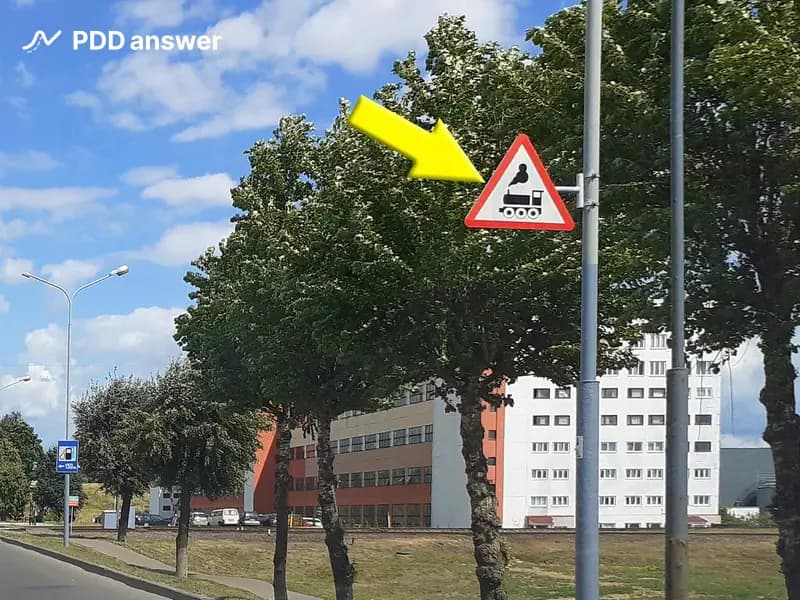 На каком расстоянии до железнодорожного переезда устанавливается показанный стрелкой дорожный знак в населённом пункте?