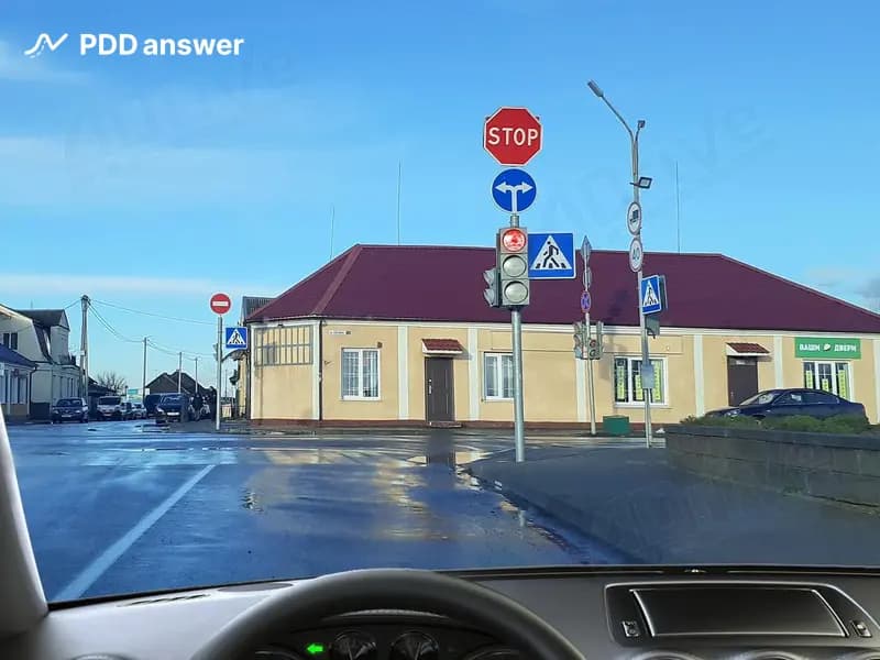 В каком месте Вы должны остановиться в показанной ситуации при запрещающем сигнале светофора?