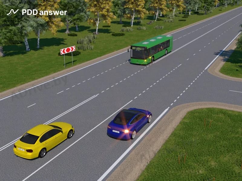 По какой полосе движения может двигаться водитель жёлтого автомобиля после проезда перекрёстка вне населённого пункта в показанной ситуации?