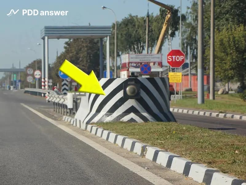 Показанной вертикальной дорожной разметкой обозначают: