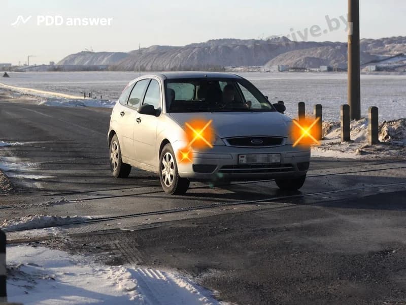 Какую передачу необходимо включить для освобождения железнодорожного переезда при помощи стартера от автомобиля, совершившего вынужденную остановку?