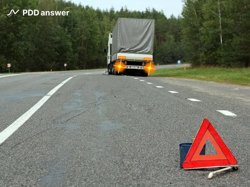 На каком минимальном расстоянии от транспортного средства при вынужденной остановке вне населённого пункта должен быть установлен знак аварийной остановки?