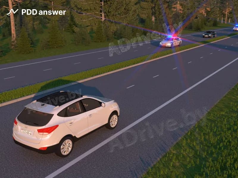 Как следует поступить водителю белого автомобиля в показанной ситуации?