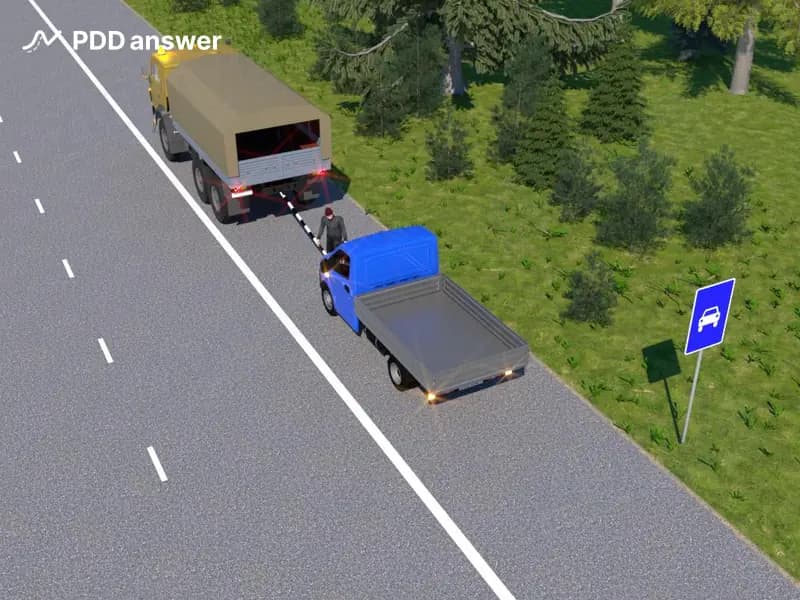 Как следует поступить водителю грузового автомобиля, выполняющему эвакуацию технически неисправного автомобиля?