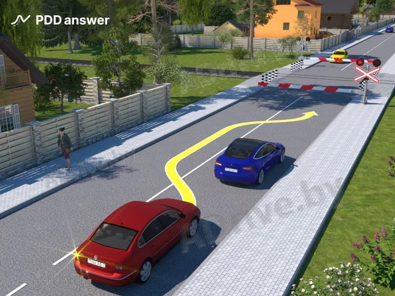 Разрешается ли в показанной ситуации объехать стоящее перед железнодорожным переездом транспортное средство?