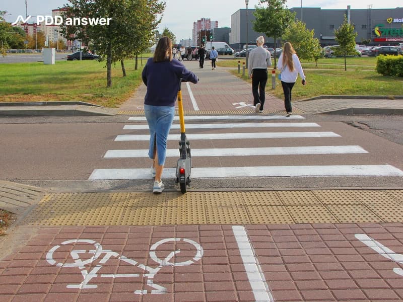 Мог ли водитель средства персональной мобильности в показанной ситуации не спешиваться перед пересечением проезжей части дороги?