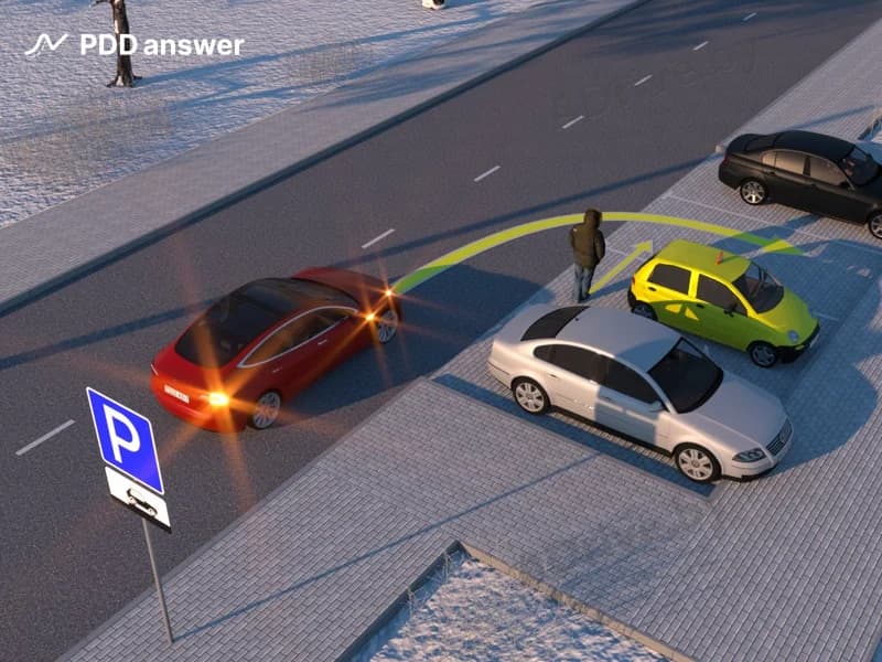 При съезде на специальную площадку, отведённую для стоянки транспортных средств, водитель красного автомобиля пересекает путь движения пешехода, идущего к своему автомобилю. Кто в такой ситуации обязан уступить дорогу (предоставить преимущество)?