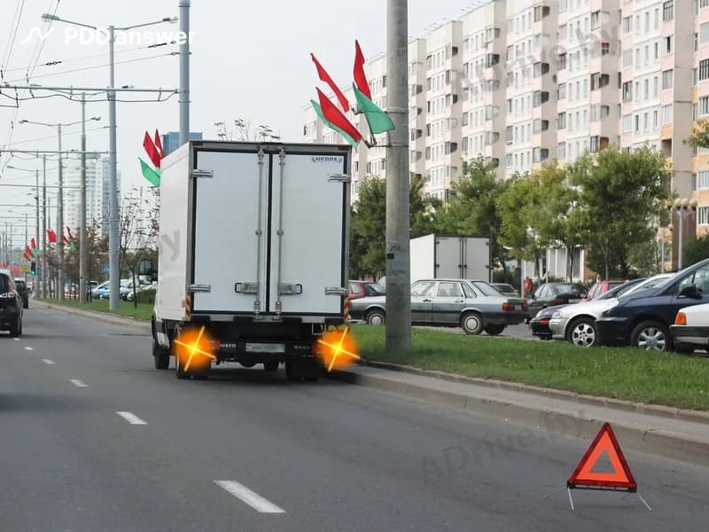 На каком минимальном расстоянии от транспортного средства при вынужденной остановке в населённом пункте должен быть установлен знак аварийной остановки?