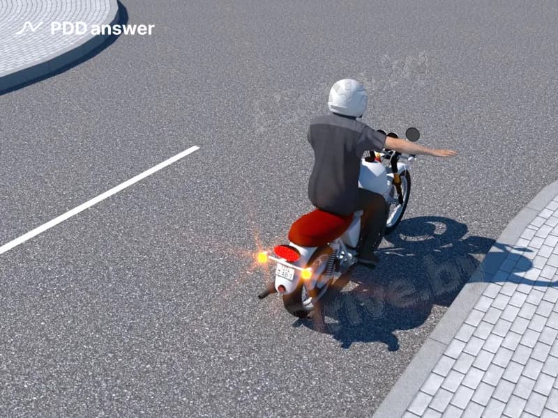 Какому сигналу соответствует жест, показанный водителем мотоцикла?