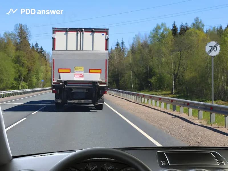 С какой максимальной скоростью Вам разрешено продолжить движение на легковом автомобиле с прицепом за дорожным знаком в показанной ситуации вне населённого пункта?