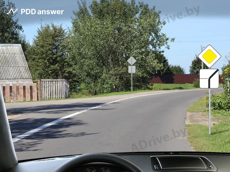 Обязаны ли Вы подавать сигнал световым указателем поворота в показанной ситуации при движении по главной дороге?