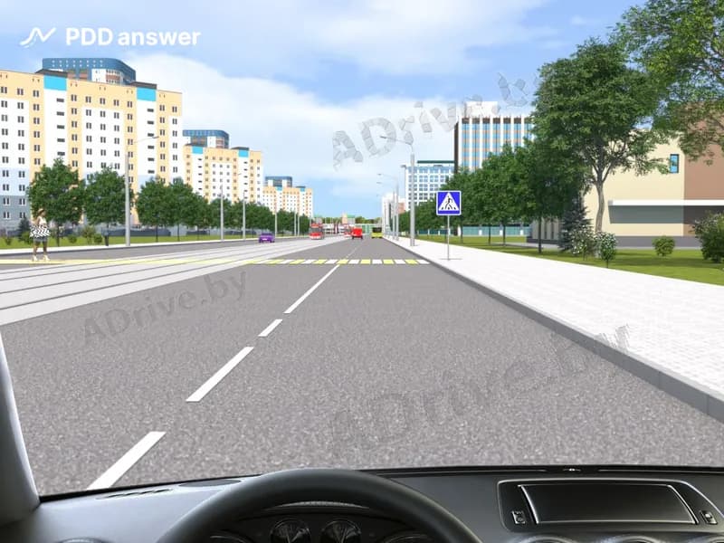 Водитель, в показанной ситуации предоставляющий преимущество пешеходу на нерегулируемом пешеходном переходе, может продолжить движение, если он уверен: