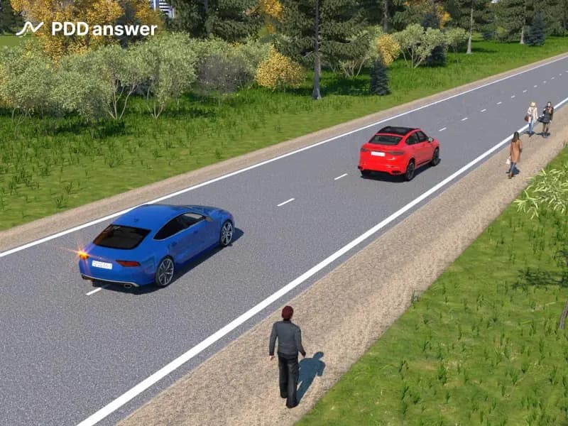 Обязан ли водитель обгоняемого автомобиля в показанной ситуации двигаться ближе к правому краю проезжей части дороги?