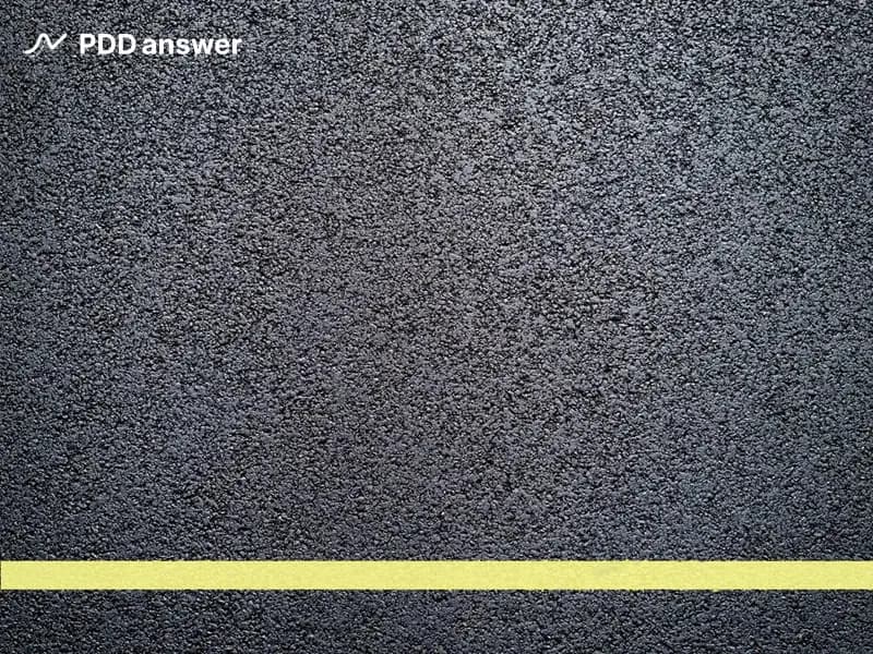 Где может наноситься показанная на рисунке линия горизонтальной дорожной разметки 1.4 (сплошная жёлтая линия), обозначающая места, в которых запрещены остановка и стоянка транспортных средств?