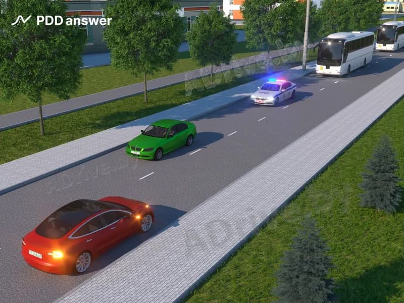 Как должен поступить в показанной ситуации водитель зелёного легкового автомобиля?