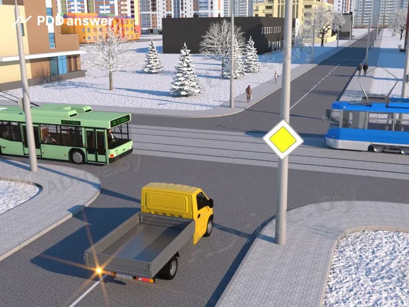 Водитель грузового автомобиля проедет перекрёсток: