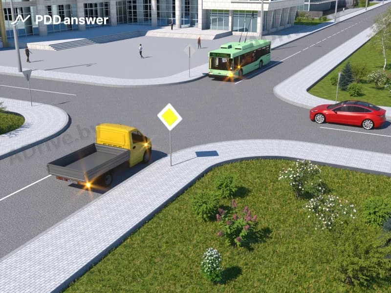 Какое транспортное средство в показанной ситуации должно проехать перекрёсток первым?