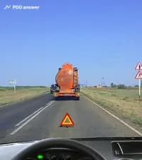 В показанной ситуации, двигаясь на подъём, обозначенный дорожным знаком «1.14 Крутой подъём», Вы: