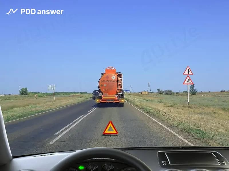 В показанной ситуации, двигаясь на подъём, обозначенный дорожным знаком «1.14 Крутой подъём», Вы: