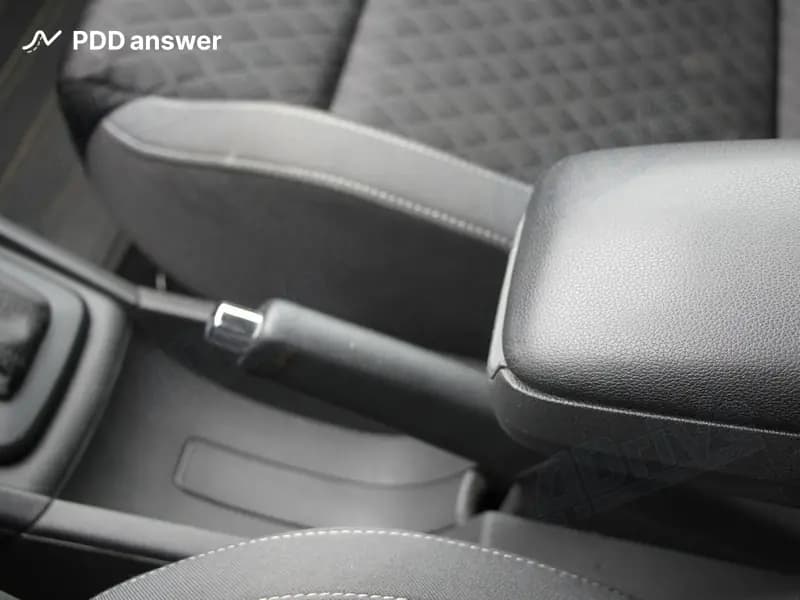 Водитель обнаружил в пути, что рычаг управления стояночной тормозной системой не удерживается запирающим устройством. В каком случае из перечисленных водитель наиболее точно выполнит требования Правил дорожного движения?