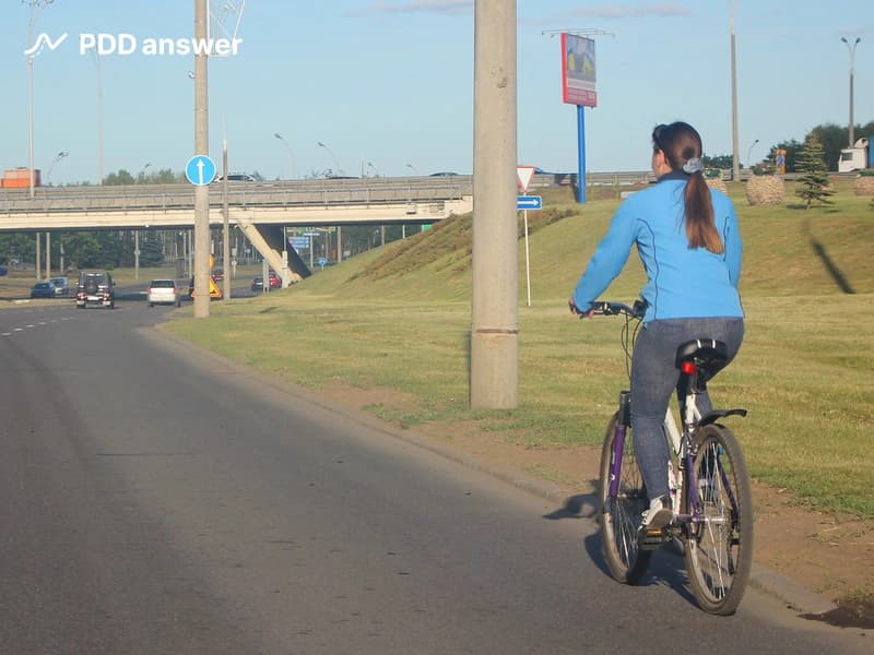 Обязан ли велосипедист при подъезде к пересечению с проезжей частью дороги в случае движения по краю проезжей части дороги пересекать её со скоростью идущего шагом пешехода?