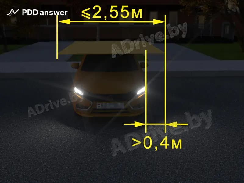 Как должен обозначить водитель груз, перевозимый в тёмное время суток на багажнике сверху, выступающий сбоку более чем на 0.4 метра от внешнего края габаритного огня, если ширина транспортного средства с грузом не превышает 2.55 метра?