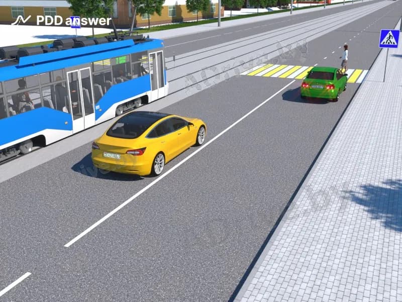 Как должен поступить водитель жёлтого легкового автомобиля, если транспортные средства замедлили движение перед пешеходным переходом?