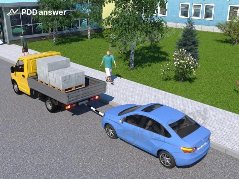 Разрешается ли буксировка легкового автомобиля на жёсткой сцепке, если его фактическая масса составляет 1.3 тонны, а фактическая масса буксирующего автомобиля составляет 2.8 тонны?