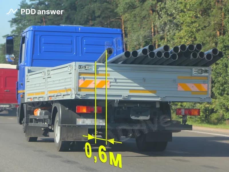 Нарушает ли Правила дорожного движения водитель грузового автомобиля, перевозя груз так, как показано, в светлое время суток?