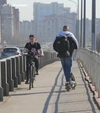 При встречном движении на тротуаре водители транспортных средств: