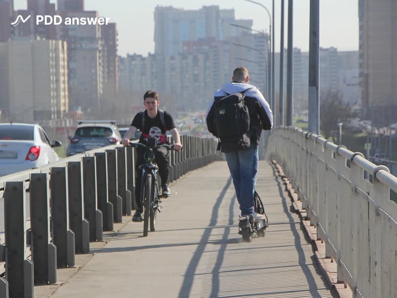 При встречном движении на тротуаре водители транспортных средств: