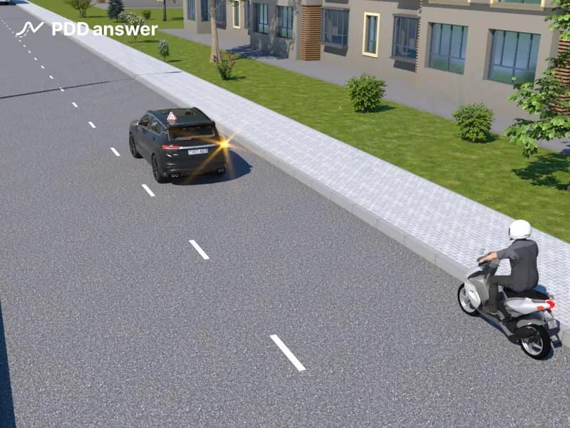 Требуется ли посмотреть через правое зеркало заднего вида на обстановку позади автомобиля перед остановкой у правого края проезжей части дороги?