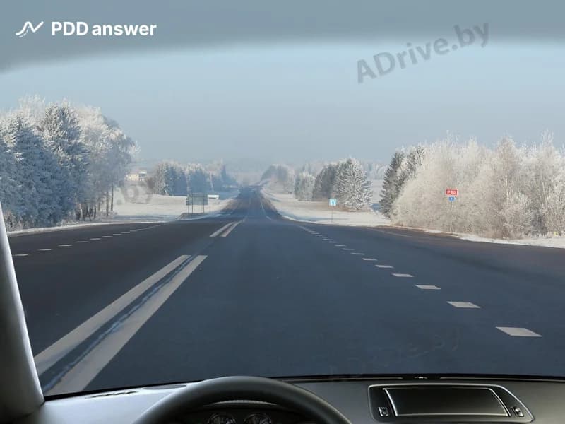 С какой максимальной скоростью разрешается движение вне населённого пункта при управлении легковым автомобилем (кроме автомагистралей и дорог для автомобилей)?