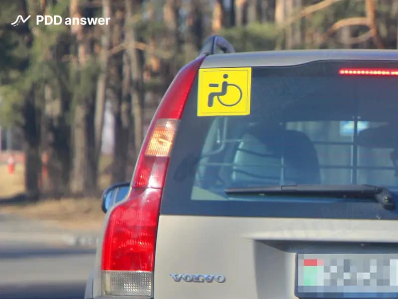 В каком случае из перечисленных на автомобиль может устанавливаться показанный опознавательный знак?