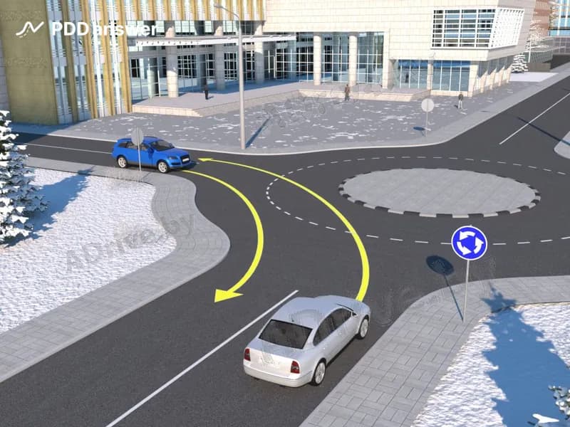 Кто из водителей выбрал правильную траекторию для движения через показанный на рисунке перекрёсток?