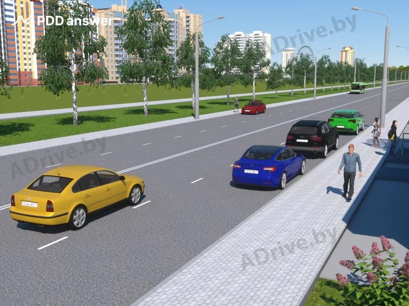 Чего следует опасаться водителю жёлтого автомобиля в показанной ситуации, если синий автомобиль остановился около 5 секунд назад, но из него никто не выходил?