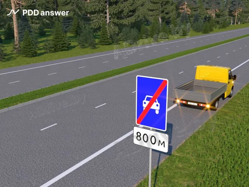 Должен ли водитель грузового автомобиля, совершившего вынужденную остановку на обочине, выставить знак аварийной остановки в показанной ситуации?