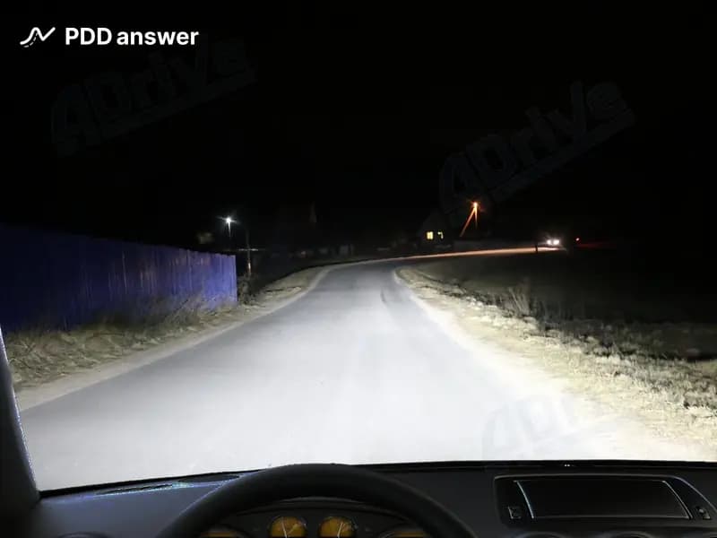 Как Вам следует поступить в показанной ситуации, двигаясь с включенным дальним светом фар?