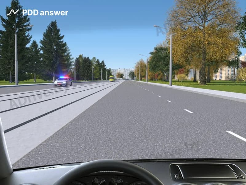 Как Вы должны поступить, управляя легковым автомобилем, если в показанной ситуации по дороге с трамвайными путями посередине, расположенными на одном уровне с проезжей частью дороги, приближается транспортное средство оперативного назначения с включёнными маячками синего и красного цветов и специальным звуковым сигналом?