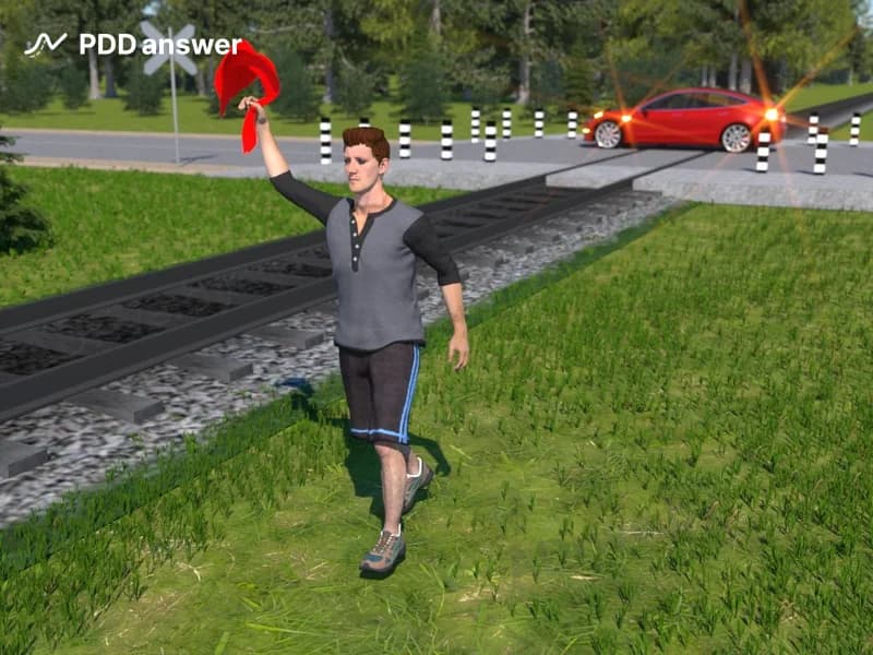 Как должен выглядеть сигнал остановки машинисту железнодорожного транспортного средства в светлое время суток в случае вынужденной остановки на железнодорожном переезде?