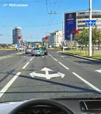 В каких направлениях Вам, управляя легковым автомобилем, будет разрешено продолжить движение при включении разрешающих сигналов светофора из занимаемой полосы движения?